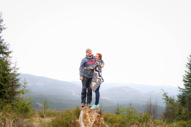 Ζευγάρι των εραστών τύπος και κορίτσι στα βουνά φιλί και αγκαλιά. Tra - Φωτογραφία, εικόνα