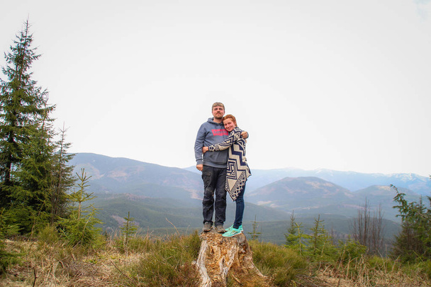 Dağlarda sevgili adam ve kız çift öpücük ve sarılmak. Tra - Fotoğraf, Görsel