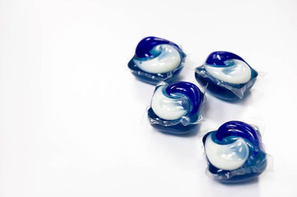 Capsule gel con detergente per bucato isolate su bianco
 - Foto, immagini
