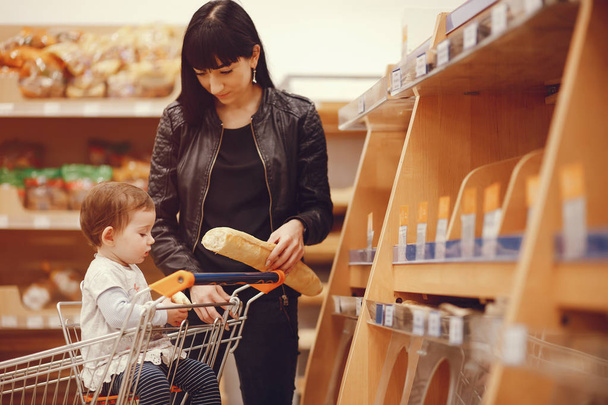 Family in a supermarket - Foto, Imagem