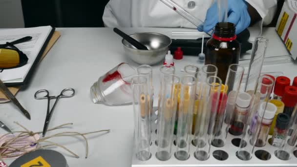 Waciki z próbką krwi do analizy w laboratorium - Materiał filmowy, wideo