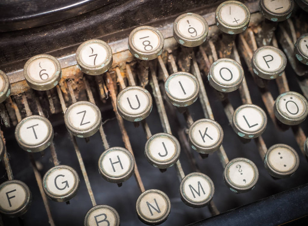 Primo piano della macchina da scrivere vintage. Pubblicazione concettuale di immagini, blog, autore o scrittura. - Foto, immagini