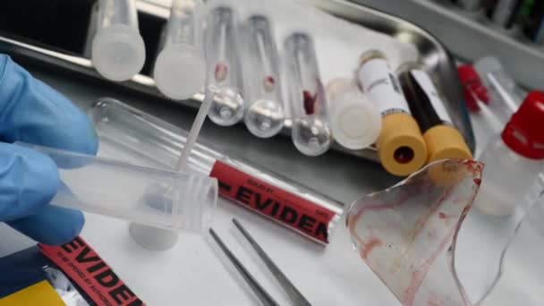 Swabs com amostra de sangue a ser analisada em laboratório
 - Filmagem, Vídeo
