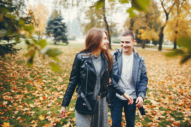 Couple in autumn park - Φωτογραφία, εικόνα