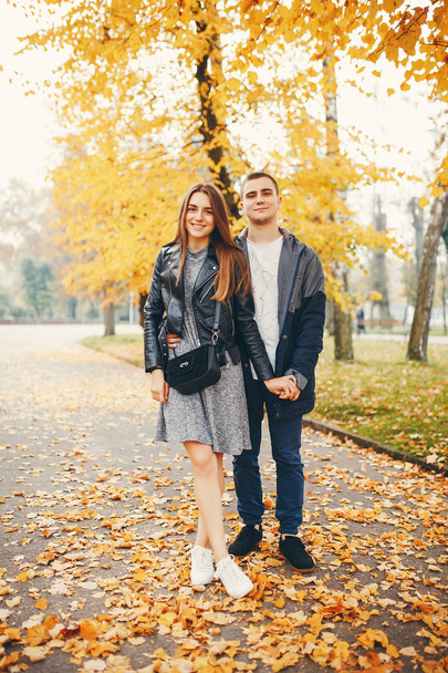 Couple in autumn park - Foto, imagen