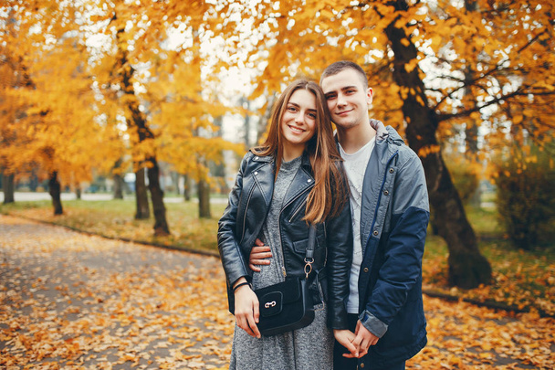 Couple in autumn park - Foto, imagen