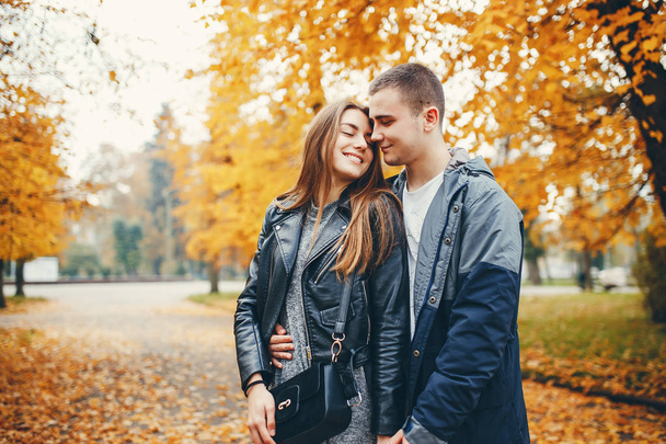 Couple in autumn park - Foto, Imagen