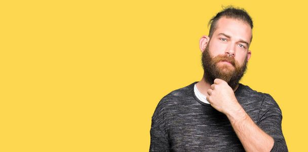 Mladá blonďatá muž nosí ležérní svetr s rukou na bradě přemýšlet o otázce, zamyšlený výraz. Usmívající se zamyšlenou tváři. Pochybnost koncept. - Fotografie, Obrázek