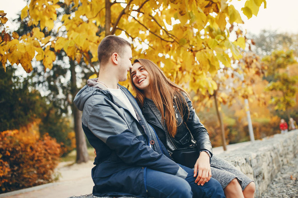 Couple in autumn park - Zdjęcie, obraz