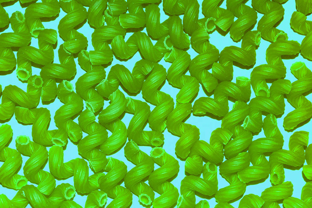 Πράσινα ζυμαρικά σε πράσινο-μπλε φόντο - Φωτογραφία, εικόνα