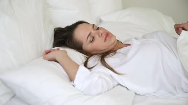 Mladá žena se probudí necítí odpočatý mají bolesti zad - Záběry, video