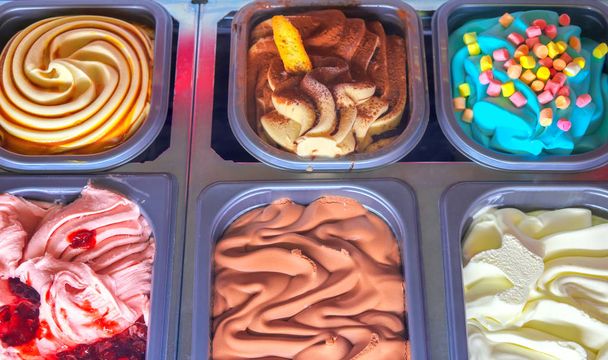 Delicioso helado de diferentes sabores y colores en un confecto
 - Foto, Imagen