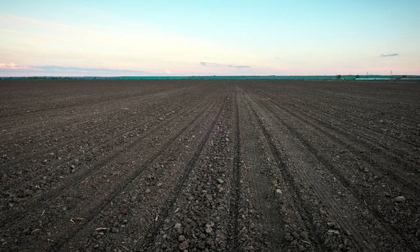 Подготовка поля для посадки. вспаханная почва в весеннее время с b
 - Фото, изображение