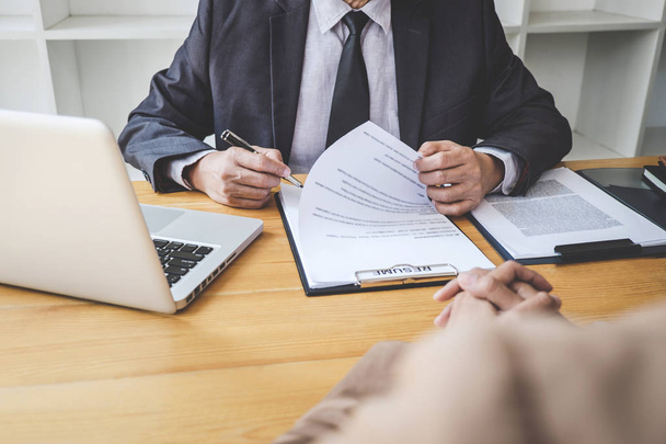 Interviewer or Board reading a resume during a job interview, Em - Foto, imagen