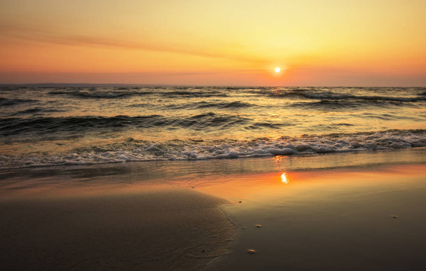 Nascer do sol colorido da praia oceânica. Amanhecer sobre o mar. Composição da natureza
 - Foto, Imagem