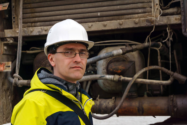 worker on the background of heavy machinery - Foto, Bild