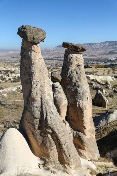 Trzy piękności bajki Chimneys w Urgup Town, Kapadocja, Nevsehi - Zdjęcie, obraz