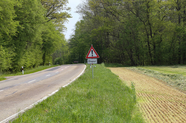 Aviso sinal de estrada na beira da estrada
 - Foto, Imagem