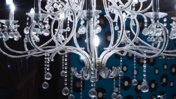 ヴィンテージのシャンデリアクリップ。現代のシャンデリアの結晶にクローズアップ、天井や壁に取り付けるように設計された分岐装飾照明器具です - 映像、動画