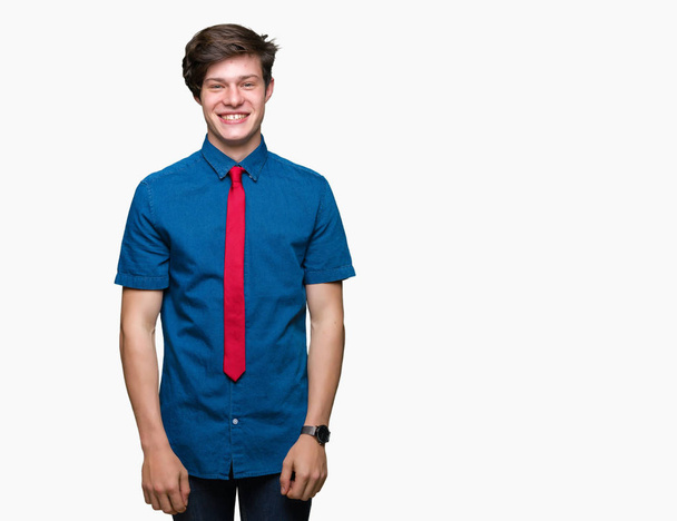Jeune homme d'affaires beau portant une cravate rouge sur fond isolé avec un sourire heureux et cool sur le visage. Personne chanceuse
. - Photo, image