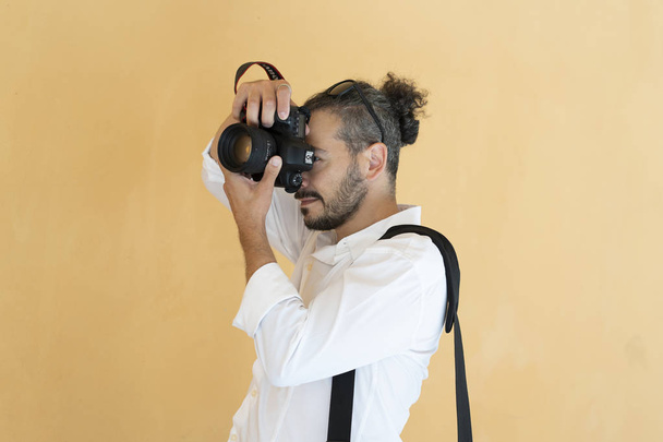 Fotografo professionista, con i capelli brizzolati, scatta sorridente fotografie fiero del suo lavoro - Fotografie, Obrázek