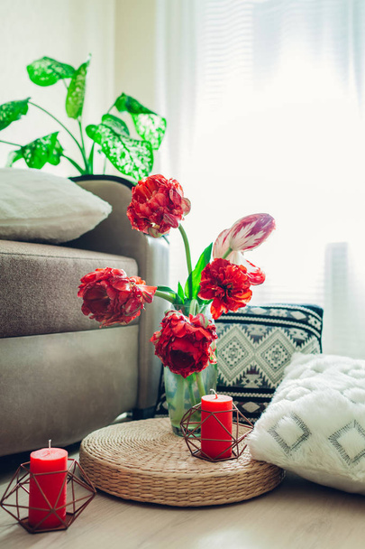 Podrobnosti o moderním interiéru obývacího pokoje. Tatamský slaměný polštář ozdobený květinami a polštářem na podlaze - Fotografie, Obrázek