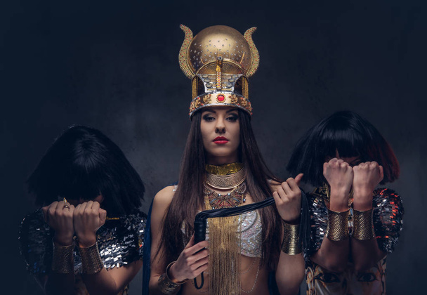 Portrét povýšený egyptské královny starověkého faraona kostým s dvěma konkubíny. - Fotografie, Obrázek