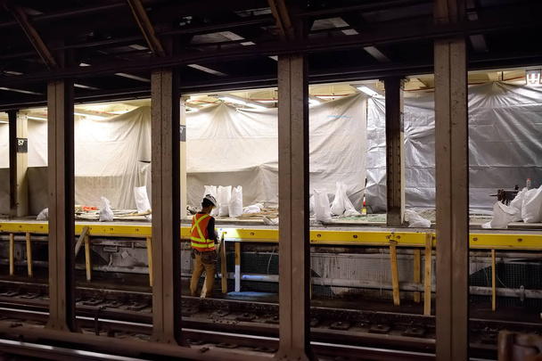 NOVA IORQUE, EUA - OUTUBRO 22, 2018: Reparação no metrô de Nova York. Trabalhador do MTA reparando a plataforma da estação de metrô de Nova York
 - Foto, Imagem