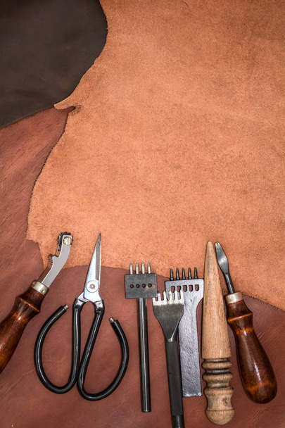 Piezas de cuero y herramientas de trabajo. Espacio de trabajo de los artesanos
 - Foto, imagen