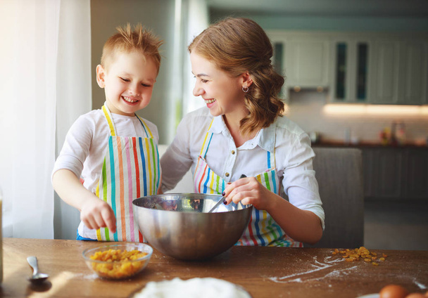 família feliz na cozinha. mãe e filho preparando massa, assar
  - Foto, Imagem