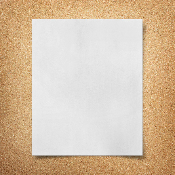 Примечание бумага на фоне пробковой доски
 - Фото, изображение