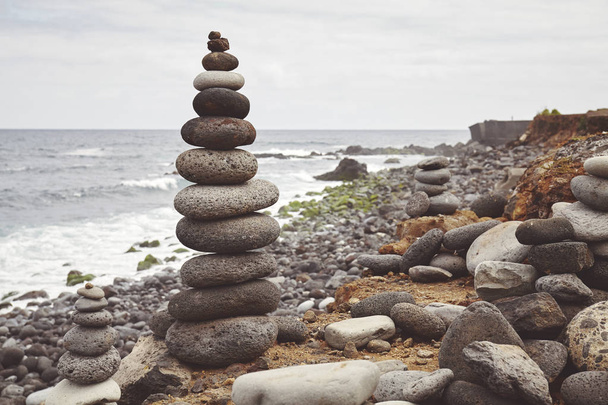 Colore tonica immagine di una pila di pietra su una spiaggia
. - Foto, immagini