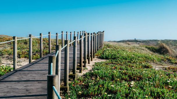 Passeggiata in legno al Praia da Frente Azul, in inglese il lungomare blu nella località balneare Espinho
 - Foto, immagini