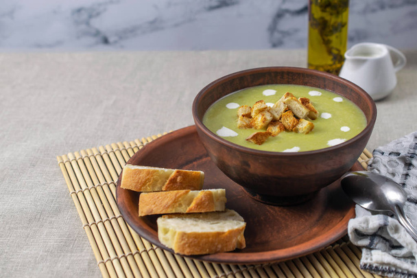 Свіжий смачний вершковий шпинатний суп з грінками, здоровий обід
 - Фото, зображення