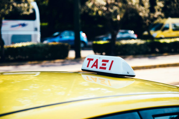 Πινακίδα ταξί σε κίτρινη καμπίνα στο κέντρο της Αθήνας, Ελλάδα - Φωτογραφία, εικόνα