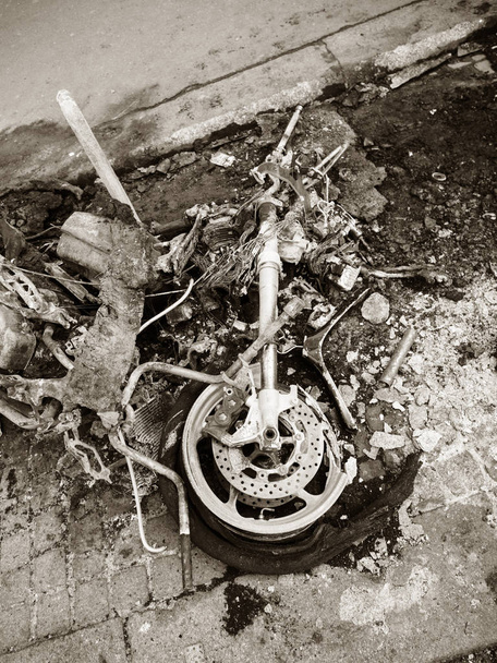 Motocicleta deportiva de lujo quemada en París Francia Champs Elysees
   - Foto, Imagen