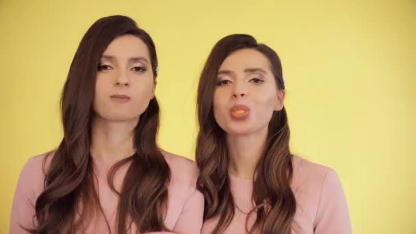 Twin lányok fúj rágógumi a buborékok. - Felvétel, videó