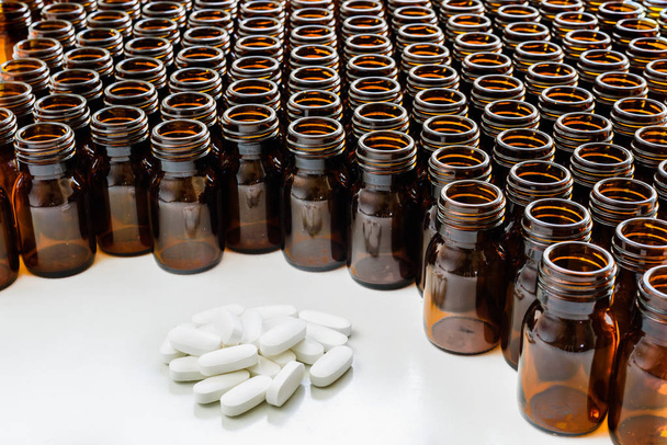 Heap of pills with empty medicine containers, pharmaceutical ind - Foto, afbeelding
