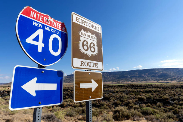 Δείκτες αυτοκινητοδρόμου στην ιστορική λεωφόρο 66 και διαπολιτειακός 40 στην αμερικανική νοτιοδυτική - Φωτογραφία, εικόνα