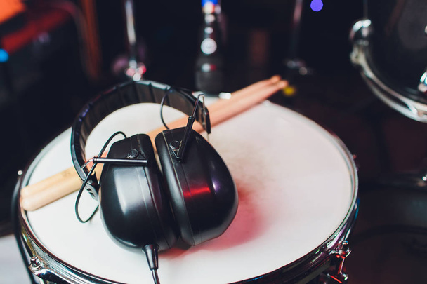 headphone and Electric drum on the stage. - Foto, afbeelding