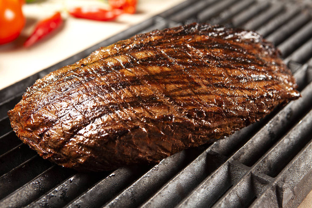 Délicieuse viande grillée sur le gril sur un barbecue
 - Photo, image