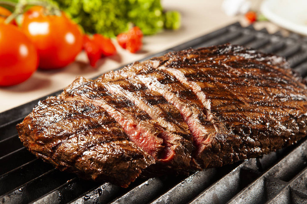Délicieuse viande grillée sur le gril sur un barbecue
 - Photo, image