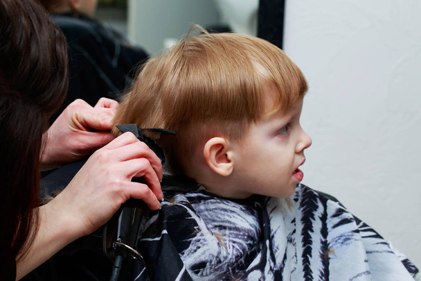 The little boy in the barber shop - Foto, afbeelding