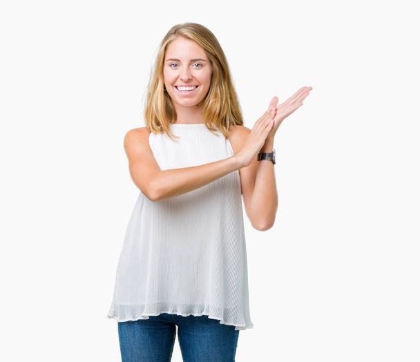 Όμορφη νεαρή γυναίκα κομψή πάνω από απομονωμένες ιστορικό Clapping και χειροκροτούν ευτυχισμένη και χαρούμενη, χαμογελαστή περήφανη στα χέρια μαζί - Φωτογραφία, εικόνα