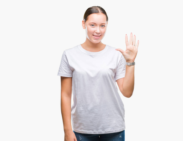Jovem bela mulher caucasiana sobre fundo isolado mostrando e apontando para cima com os dedos número cinco, sorrindo confiante e feliz
. - Foto, Imagem