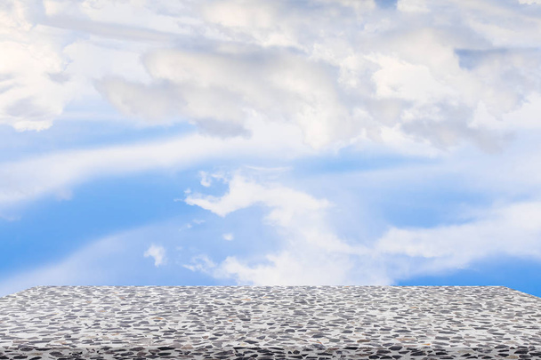 Полки Terrazzo пол старый текстурный мрамор дизайн камень пустой синий фон неба
 - Фото, изображение