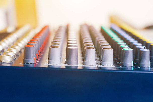 Крупним планом Налаштування гучності старих ручок на контролері звукового мікшера
  - Фото, зображення