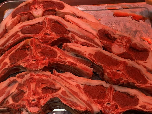 Ωμό κρέας στον πάγκο. Η υφή του κρέατος. Λιπαρά στρώματα σε κομμάτια βοδινού κρέατος. - Φωτογραφία, εικόνα