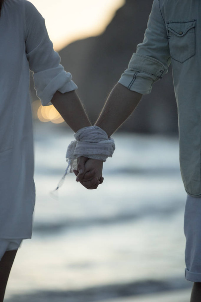 Couple amoureux tenant la main - Photo, image