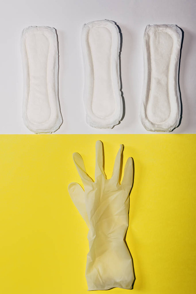 Medizinische Handschuhe und Damenbinden - Foto, Bild